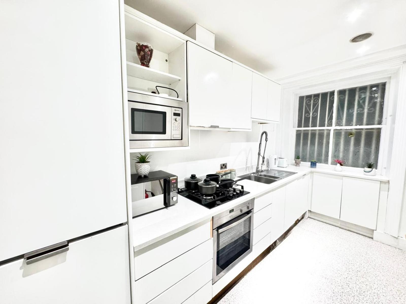 Beautiful Family Near Edgware Road Station London