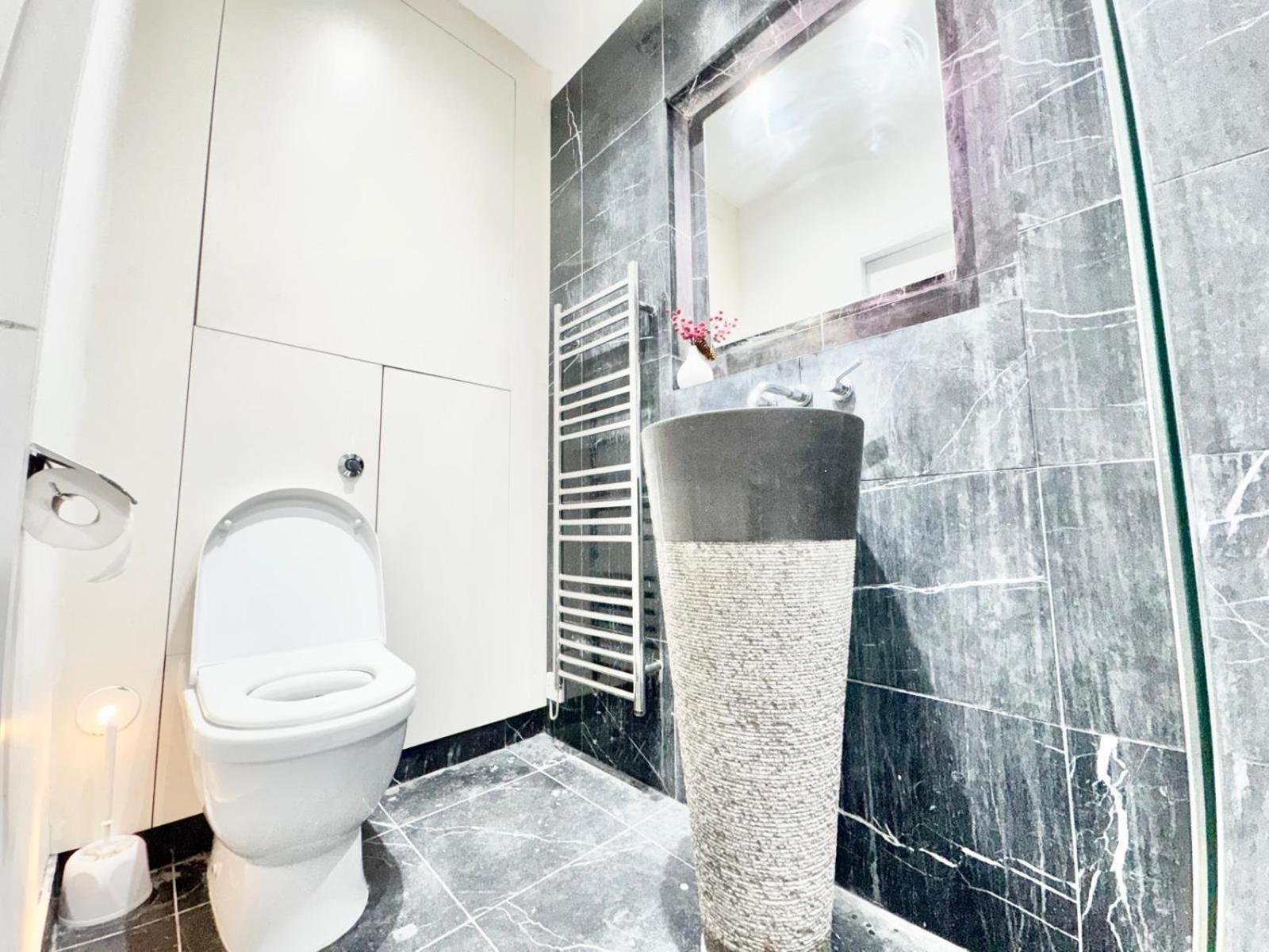 Beautiful Family Near Edgware Road Station London